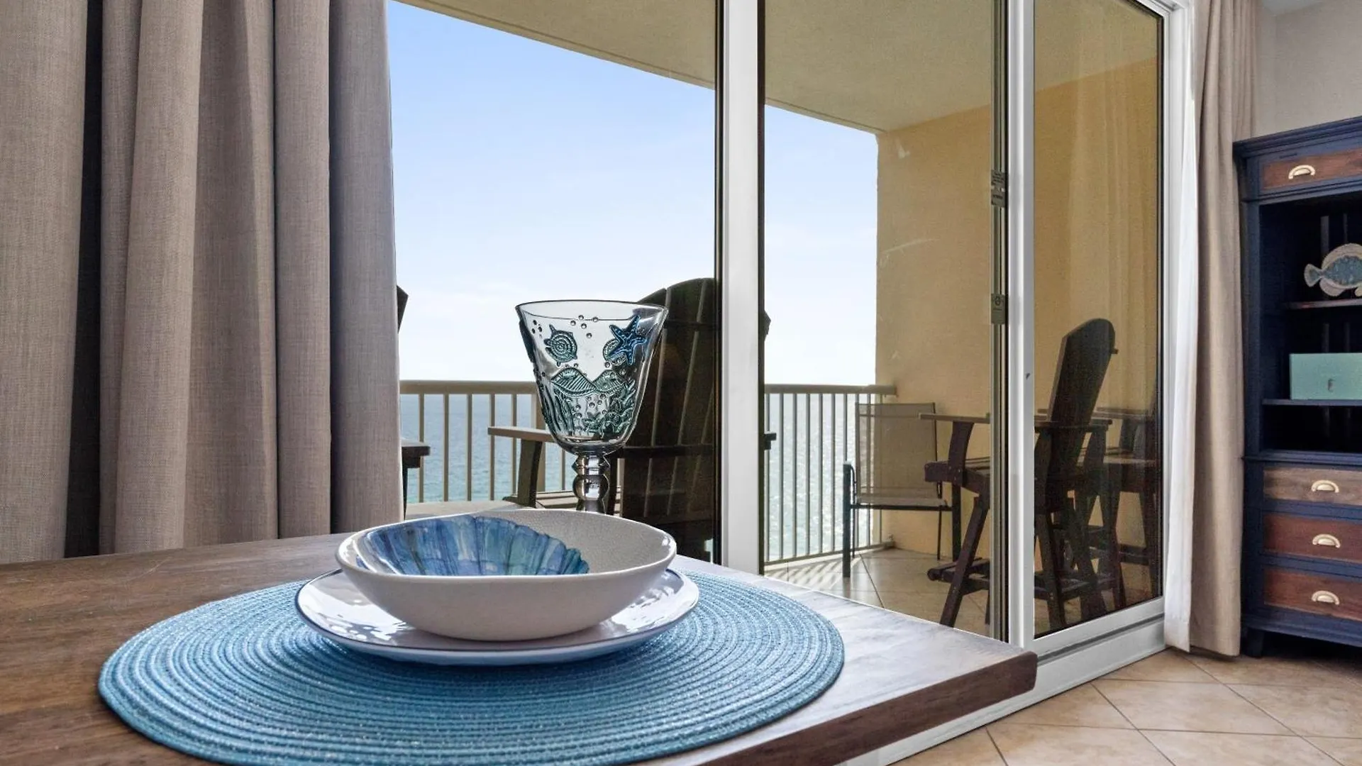 Semesterbostad Majestic Beach Resort #1307-1 By Book That Condo Panama City Beach